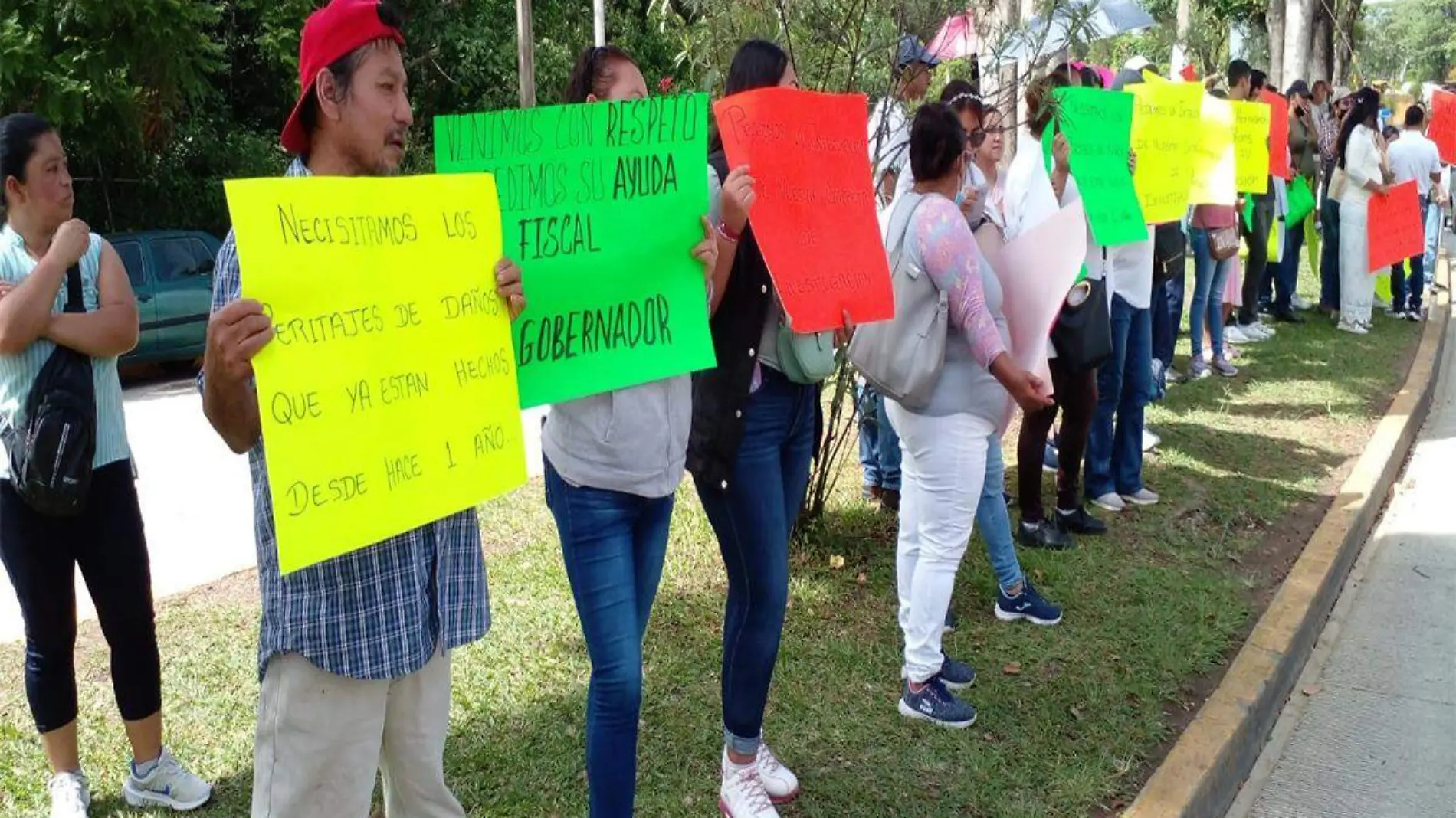 Protestan ante la FGE tras daños a viviendas por construcción de autopista